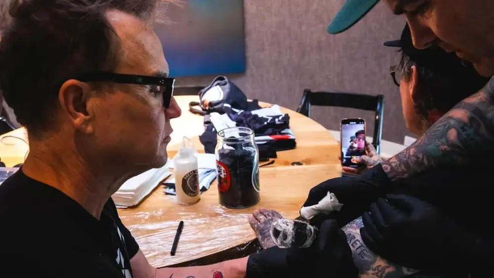 Mark Hoppus tatuou lenda do hardcore pela primeira vez