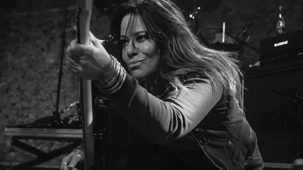Morre Jennifer Finch, baixista do L7, aos 59 anos